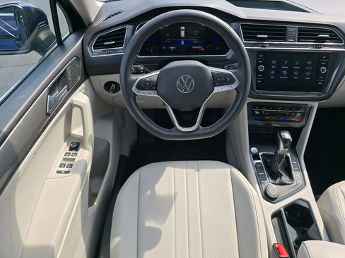 Used 2022 Volkswagen Tiguan SE w/ Panoramic Sunroof Package AWD/4WD image 32