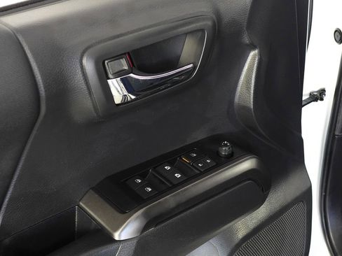 Used 2022 Toyota Tacoma TRD Off-Road image 12