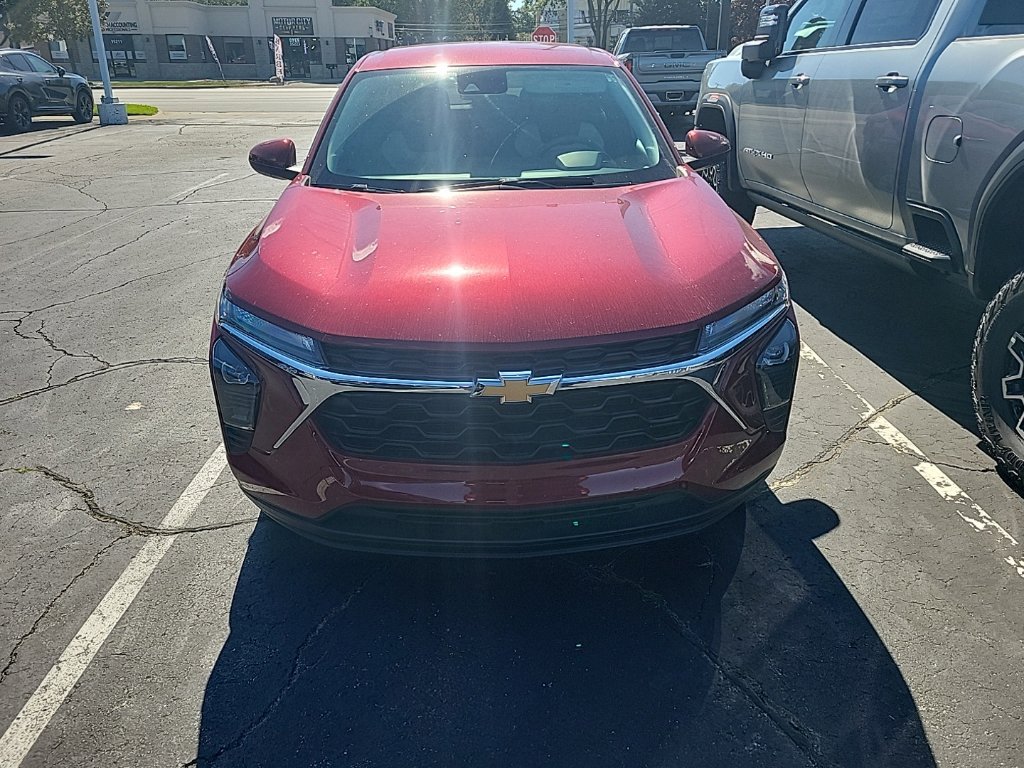 Used 2024 Chevrolet Trax LS w/ LS Convenience Package FWD image 3