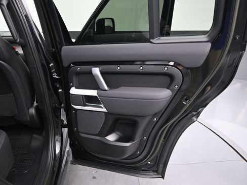 Used 2023 Land Rover Defender 110 X-Dynamic SE image 13