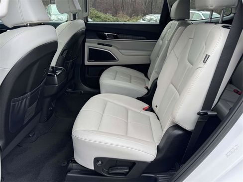 Used 2024 Kia Telluride EX w/ EX Captain's Chair Package image 18