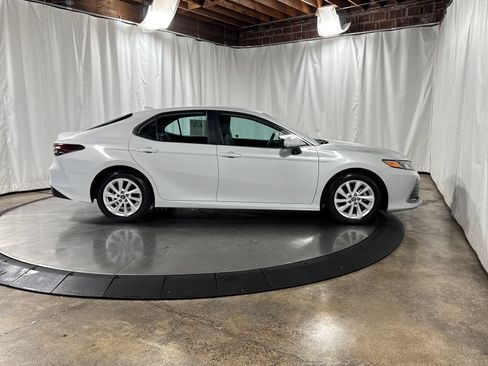 Used 2022 Toyota Camry LE FWD image 9