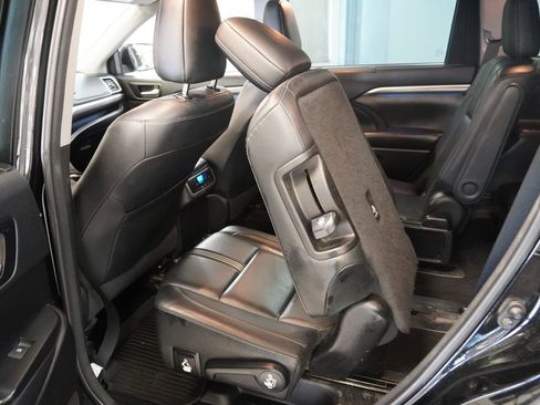 Used 2017 Toyota Highlander SE image 20