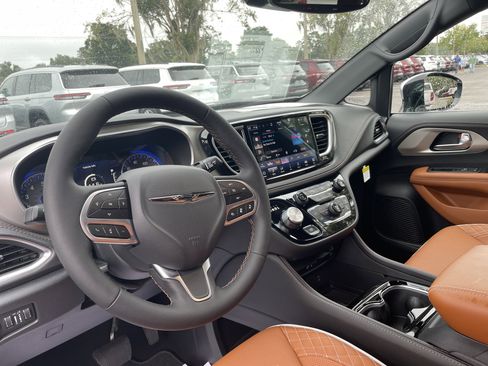 New 2026 Chrysler Pacifica Pinnacle image 13