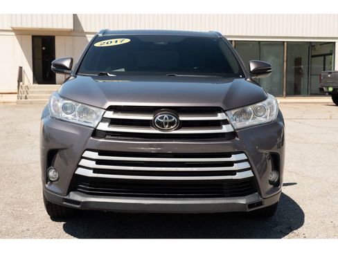 Used 2017 Toyota Highlander XLE FWD image 3