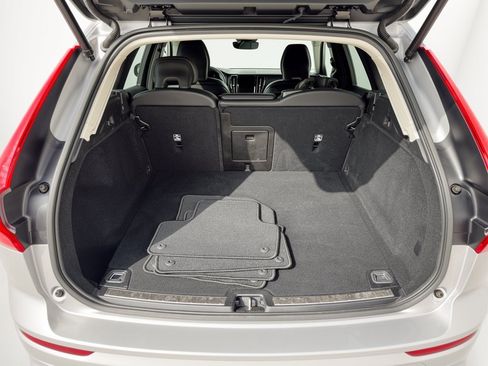 Used 2024 Volvo XC60 B5 Plus AWD/4WD image 28
