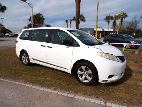 Used 2012 Toyota Sienna w/ Towing Pkg image 2
