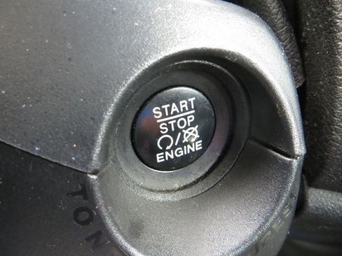 Used 2016 Jeep Renegade Limited image 22