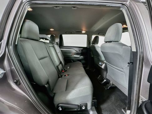 Used 2019 Toyota Highlander LE AWD/4WD image 26