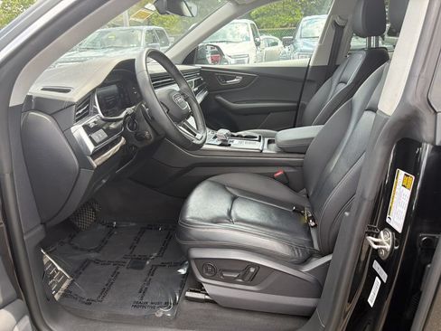 Used 2023 Audi Q8 Premium w/ Convenience Package AWD/4WD image 4