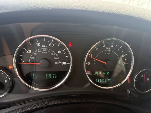 Used 2015 Jeep Wrangler Unlimited Sahara w/ Connectivity Group AWD/4WD image 21