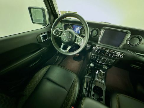 Used 2023 Jeep Gladiator Overland AWD/4WD image 9