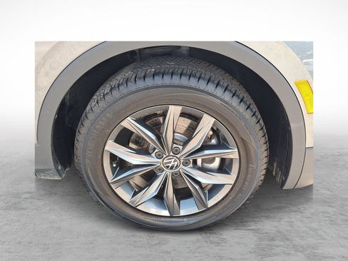 Used 2024 Volkswagen Tiguan SE AWD/4WD image 9