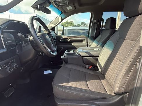 Used 2025 Chevrolet Silverado 2500 LT w/ Convenience Package AWD/4WD image 4
