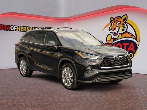 Used 2023 Toyota Highlander Limited FWD image 3