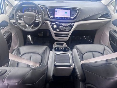 Certified 2023 Chrysler Pacifica Touring-L image 25