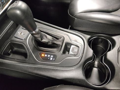 Used 2019 Jeep Cherokee Latitude Plus w/ Comfort/Convenience Group image 26