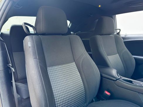 Used 2018 Dodge Challenger SXT w/ Blacktop Package image 31