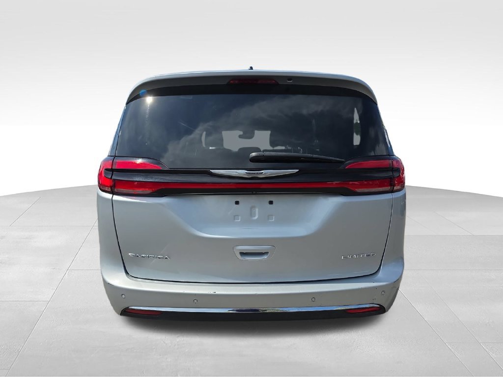 Certified 2024 Chrysler Pacifica Limited FWD image 8