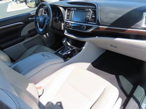 Used 2016 Toyota Highlander Limited image 17