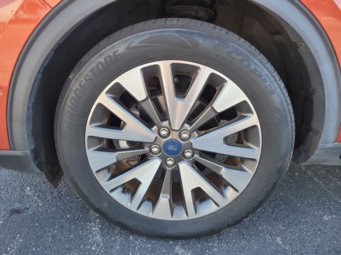 Used 2020 Ford Escape Titanium image 9