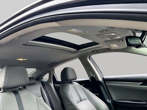 Used 2018 Honda Civic Touring image 19