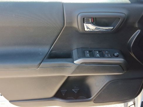 Used 2020 Toyota Tacoma TRD Sport image 12