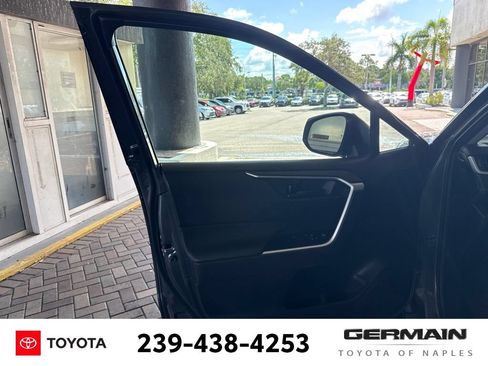 Used 2021 Toyota RAV4 LE AWD/4WD image 17