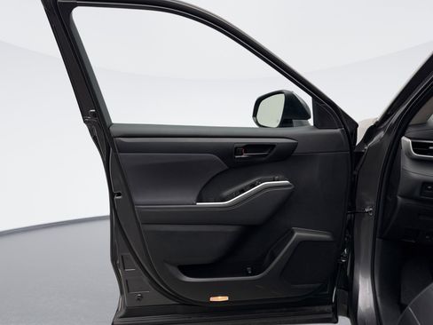 Used 2023 Toyota Highlander L image 9