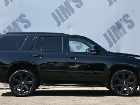 Used 2016 Cadillac Escalade Luxury RWD image 4