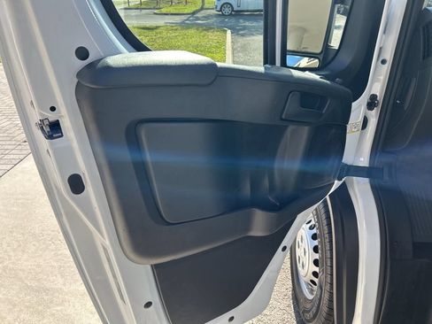 Used 2025 RAM ProMaster 2500 w/ Convenience Group FWD image 9