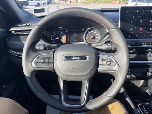 Used 2025 Jeep Compass Trailhawk AWD/4WD image 17