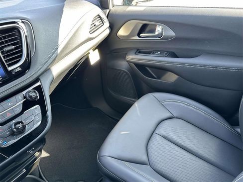 New 2026 Chrysler Pacifica Select image 18