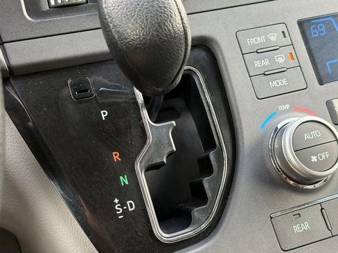 Used 2020 Toyota Sienna LE image 23