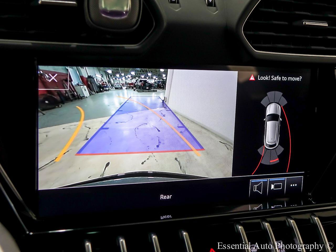 Used 2021 Lamborghini Urus AWD/4WD image 23