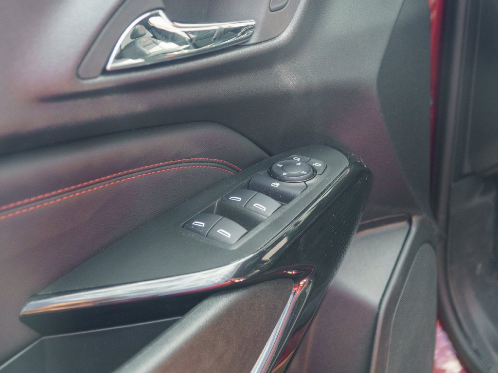 Used 2025 Chevrolet Trax RS w/ Sunroof Package FWD image 16