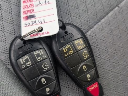 Used 2009 Chrysler Town & Country Touring image 41