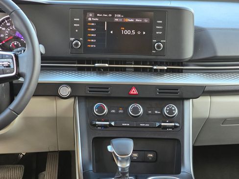 Used 2024 Kia Carnival LX image 33