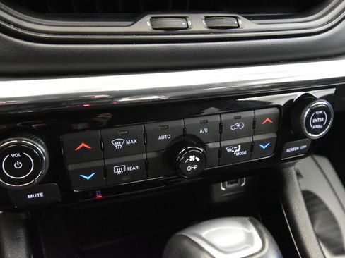 Used 2022 Jeep Compass Limited image 19