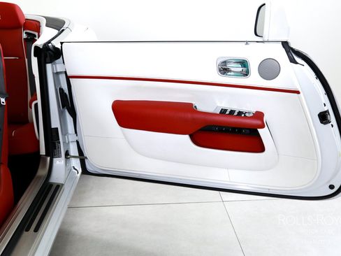 Used 2020 Rolls-Royce Dawn RWD image 12