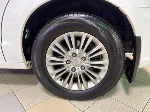 Used 2016 Chrysler Town & Country Touring-L image 10