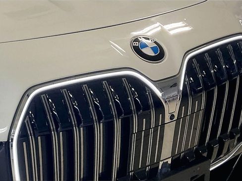 Used 2025 BMW 740i xDrive AWD/4WD image 30