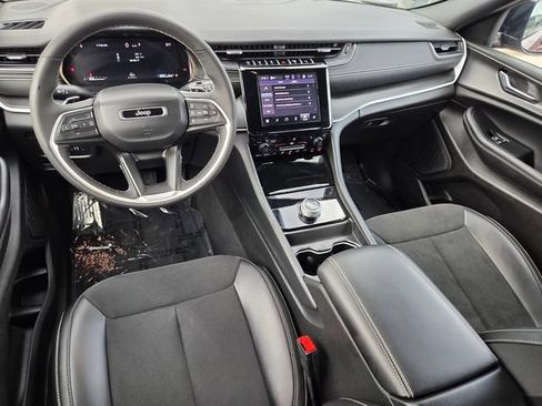 Certified 2025 Jeep Grand Cherokee Altitude AWD/4WD image 8