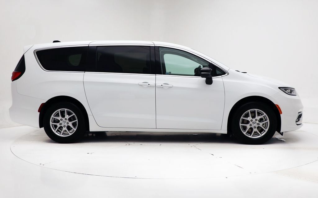 Used 2024 Chrysler Pacifica Touring-L FWD image 3
