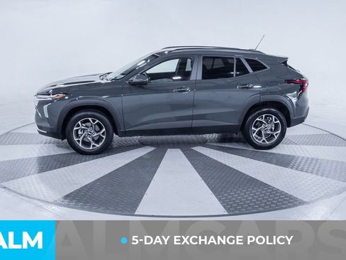 Used 2025 Chevrolet Trax LT FWD image 3