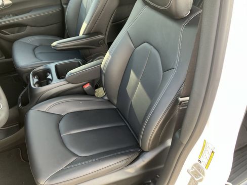 New 2026 Chrysler Pacifica Select FWD image 23