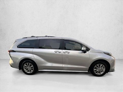 Used 2025 Toyota Sienna XLE FWD image 5