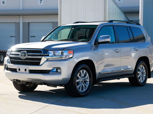 Used 2017 Toyota Land Cruiser image 4