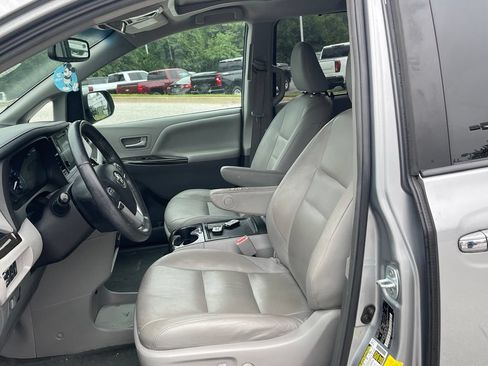 Used 2017 Toyota Sienna XLE w/ XLE Navigation Package FWD image 9