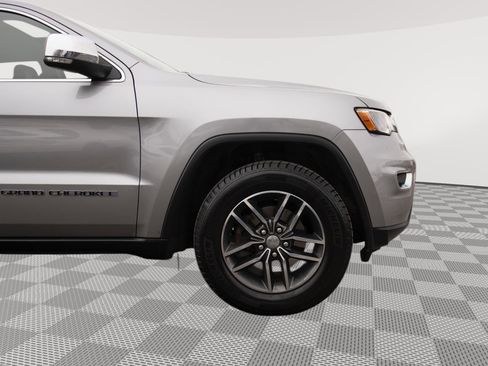Used 2018 Jeep Grand Cherokee Limited image 26